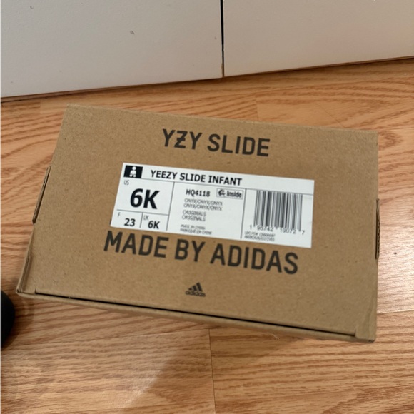 Yeezy Slides - Picture 9 of 9